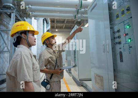 230704 -- VIENTIANE, 4 luglio 2023 -- Nouphet Thongsakda R e Phavady Nalathone effettuano controlli giornalieri presso la centrale idroelettrica di Nam Ou 1 investita dalla Power Construction Corporation of China PowerChina a Luang Prabang, Laos, il 16 giugno 2023. Trovare un partner di vita mentre insegue i sogni di carriera non è facile, ma una giovane coppia nel nord del Laos fortunatamente ha ottenuto entrambi quando lavora per la PowerChina. ANDARE CON caratteristiche: Giovani coppie tessono sogni, amore al progetto Belt and Road in Laos foto di /Xinhua LAOS-LUANG PRABANG-BRI-POWERCHINA-GIOVANE COPPIA KaikeoxSaiyasane PUBLICATIONxNOTxINxCHN Foto Stock