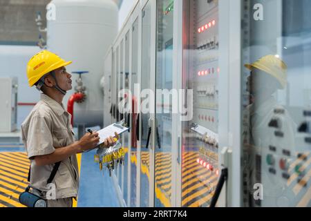 230704 -- VIENTIANE, 4 luglio 2023 -- Nouphet Thongsakda registra i dati operativi presso la centrale idroelettrica Nam Ou 1 investita dalla Power Construction Corporation of China PowerChina a Luang Prabang, Laos, il 16 giugno 2023. Trovare un partner di vita mentre insegue i sogni di carriera non è facile, ma una giovane coppia nel nord del Laos fortunatamente ha ottenuto entrambi quando lavora per la PowerChina. ANDARE CON caratteristiche: Giovani coppie tessono sogni, amore al progetto Belt and Road in Laos foto di /Xinhua LAOS-LUANG PRABANG-BRI-POWERCHINA-GIOVANE COPPIA KaikeoxSaiyasane PUBLICATIONxNOTxINxCHN Foto Stock