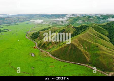 230705 -- HINGGAN LEAGUE, 5 luglio 2023 -- questa foto aerea scattata il 5 luglio 2023 mostra il paesaggio estivo della prateria Ulan Mod a Horqin Right Wing Front Banner della Hinggan League, nella regione autonoma della Mongolia interna della Cina settentrionale. CHINA-INNER MONGOLIA-HINGGAN LEAGUE-ULAN MOD GRASSLAND-LANDSCAPE CN LIXZHIPENG PUBLICATIONXNOTXINXCHN Foto Stock