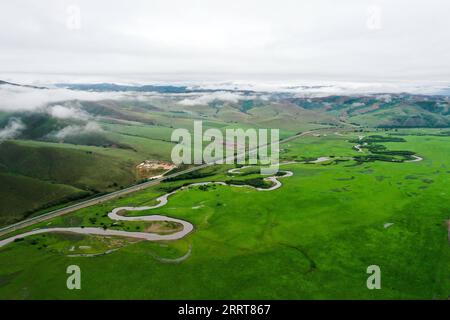 230705 -- HINGGAN LEAGUE, 5 luglio 2023 -- questa foto aerea scattata il 5 luglio 2023 mostra il paesaggio estivo della prateria Ulan Mod a Horqin Right Wing Front Banner della Hinggan League, nella regione autonoma della Mongolia interna della Cina settentrionale. CHINA-INNER MONGOLIA-HINGGAN LEAGUE-ULAN MOD GRASSLAND-LANDSCAPE CN LIXZHIPENG PUBLICATIONXNOTXINXCHN Foto Stock