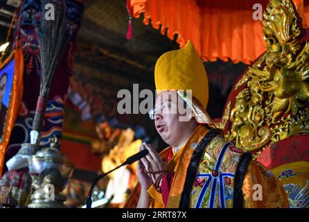 230705 -- LHASA, 5 luglio 2023 -- Panchen Erdeni Chos-kyi rGyal-po partecipa ad attività religiose presso il Monastero di Drepung a Lhasa, capitale della regione autonoma del Tibet del sud-ovest della Cina, 5 luglio 2023. PER ANDARE CON Panchen Rinpoche partecipa alle attività religiose nel Monastero di Drepung in Tibet foto di /Xinhua CHINA-TIBET-PANCHEN-ATTIVITÀ RELIGIOSE CN Chogo PUBLICATIONxNOTxINxCHN Foto Stock