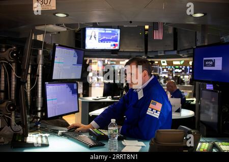 230706 -- NEW YORK, 6 luglio 2023 -- Un trader lavora nel piano di negoziazione della New York Stock Exchange NYSE a New York, negli Stati Uniti, il 6 luglio 2023. Le azioni statunitensi si sono concluse al ribasso giovedì, dato che i forti dati sulle assunzioni private alimentavano le scommesse, la Federal Reserve dovrà adottare un approccio più aggressivo per domare l'inflazione, che ha fatto aumentare i rendimenti del Tesoro degli Stati Uniti e pesato sui mercati azionari. La media industriale di Dow Jones è scesa di 366,38 punti, o del 1,07%, a 33.922.26. L'S&P 500 ha perso 35,23 punti, o il 0,79%, a 4.411,59. Il Nasdaq Composite Index è diminuito di 112,61 punti, ovvero del 0,82% Foto Stock