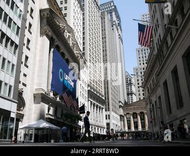 230706 -- NEW YORK, 6 luglio 2023 -- Pedestrains passeggia davanti all'edificio della New York Stock Exchange NYSE a New York, negli Stati Uniti, il 6 luglio 2023. Le azioni statunitensi si sono concluse al ribasso giovedì, dato che i forti dati sulle assunzioni private alimentavano le scommesse, la Federal Reserve dovrà adottare un approccio più aggressivo per domare l'inflazione, che ha fatto aumentare i rendimenti del Tesoro degli Stati Uniti e pesato sui mercati azionari. La media industriale di Dow Jones è scesa di 366,38 punti, o del 1,07%, a 33.922.26. L'S&P 500 ha perso 35,23 punti, o il 0,79%, a 4.411,59. Il Nasdaq Composite Index è diminuito di 112,61 punti, ovvero del 0,82%, Foto Stock