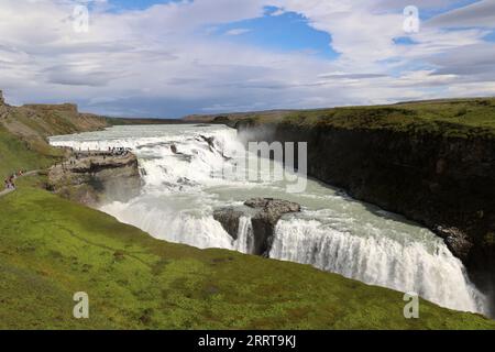 La cascata Gullfoss è una delle più belle e famose attrazioni dell'Islanda Foto Stock