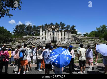 230708 -- PECHINO, 8 luglio 2023 -- i turisti visitano il Parco Yuanmingyuan a Pechino, capitale della Cina, 8 luglio 2023. Beijng sta vedendo un numero crescente di turisti mentre le vacanze estive iniziano in tutta la Cina. CINA-PECHINO-VACANZA ESTIVA-TURISMO CN CHENXYEHUA PUBLICATIONXNOTXINXCHN Foto Stock