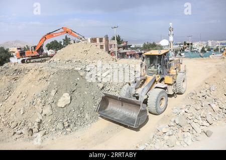 230709 -- KABUL, 9 luglio 2023 -- questa foto scattata il 9 luglio 2023 mostra il cantiere di una strada a Kabul, capitale dell'Afghanistan. Il ministro degli affari esteri afghano ad interim Mawlawi Amir Khan Muttaqi ha sminuito i rapporti sulla crisi economica, affermando che l'economia dell'Afghanistan si sta muovendo sulla strada giusta, ha riferito domenica l'agenzia di stampa Bakhtar gestita dallo Stato. Foto di /Xinhua AFGHANISTAN-KABUL-ECONOMIA-COSTRUZIONE STRADALE SaifurahmanxSafi PUBLICATIONxNOTxINxCHN Foto Stock