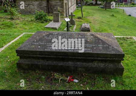 Bournemouth, Regno Unito - 28 agosto 2023: La tomba di Mary Shelley e cuore di Percy Shelley nel cimitero della chiesa di San Pietro. Foto Stock