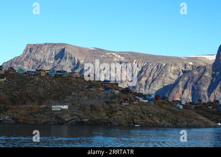 Vista della città groenlandese di Uummannaq, Groenlandia, Danimarca Foto Stock