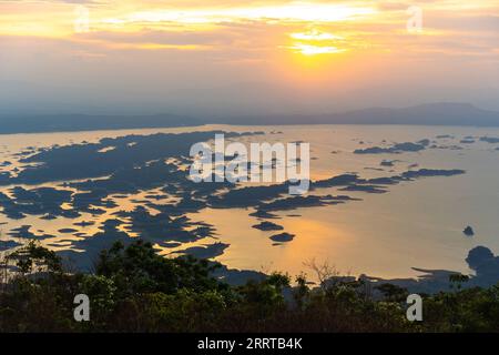 230712 -- VIENTIANE, 12 luglio 2023 -- questa foto scattata l'8 luglio 2023 mostra un campeggio al tramonto sul lago Nam Ngum nella provincia di Vientiane, Laos. Il lago Nam Ngum, situato al corso inferiore del fiume Nam Ngum, un affluente del fiume Mekong, è conosciuto come il lago delle mille isole in Laos. Foto di /Xinhua LAOS-NAM NGUM LAGO-PAESAGGIO KaikeoxSaiyasane PUBLICATIONxNOTxINxCHN Foto Stock