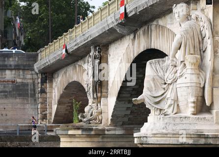 230713 -- PARIGI, 13 luglio 2023 -- Un jogger corre lungo la Senna a Parigi, in Francia, 4 luglio 2023. La Senna, il secondo fiume più grande della Francia, si snoda attraverso il cuore di Parigi. Scorrendo da ovest a est, divide la città nelle iconiche sponde sinistra e destra . La riva sinistra è caratterizzata da un'atmosfera artistica, adornata da caffè, teatri e librerie, che creano un paradiso per il circolo letterario e un paradiso culturale. D'altra parte, la riva destra ospita prestigiosi monumenti storici come il Louvre, l'ex palazzo reale e il Palazzo Elysee, l'attuale presidente Foto Stock