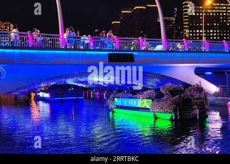 230713 -- PECHINO, 13 luglio 2023 -- i turisti fanno un tour serale lungo il fiume Liangma a Pechino, capitale della Cina, 14 giugno 2023. La Senna, il secondo fiume più grande della Francia, si snoda attraverso il cuore di Parigi. Scorrendo da ovest a est, divide la città nelle iconiche sponde sinistra e destra . La riva sinistra è caratterizzata da un'atmosfera artistica, adornata da caffè, teatri e librerie, che creano un paradiso per il circolo letterario e un paradiso culturale. D'altra parte, la riva destra ospita prestigiosi monumenti storici come il Louvre, l'ex palazzo reale e l'Elysee Foto Stock