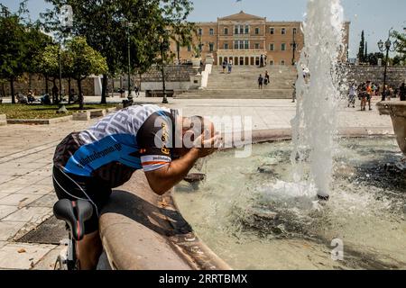 230713 -- ATENE, 13 luglio 2023 -- Un uomo si lava in una fontana per rinfrescarsi ad Atene, in Grecia, 12 luglio 2023. Le temperature elevate prevalgono nella capitale Atene, nella Grecia centrale e nella terraferma meridionale, con il calore massimo che raggiunge i 40 gradi Celsius nei grandi centri urbani. Foto di /Xinhua GREECE-ATHENS-HEAT WAVE PanagiotisxMoschandreou PUBLICATIONxNOTxINxCHN Foto Stock