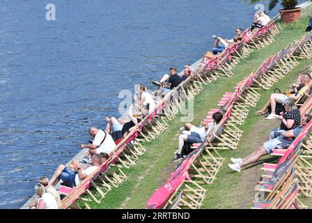 230713 -- BERLINO, 13 luglio 2023 -- la gente siede vicino a un fiume a Berlino, in Germania, il 13 luglio 2023. GERMANIA-BERLINO-ONDE DI CALORE RenxPengfei PUBLICATIONxNOTxINxCHN Foto Stock