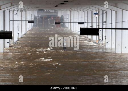 Bilder des Jahres 2023, News 07 Juli News Themen der Woche KW28 News Bilder des Tages 230714 -- SEOUL, 14 luglio 2023 -- questa foto scattata il 14 luglio 2023 mostra un ponte sommergibile allagato a Seoul, Corea del Sud. Piogge durature hanno colpito Seoul negli ultimi giorni. Via Xinhua COREA DEL SUD-SEOUL-PIOGGIA DURATURA NEWSIS PUBLICATIONxNOTxINxCHN Foto Stock