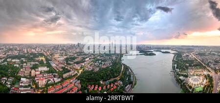 230714 -- NANCHINO, 14 luglio 2023 -- questa foto aerea scattata il 10 giugno 2023 mostra il Lago Xuanwu di Nanchino, le mura della città della dinastia Ming 1368-1644 e il Tempio Jiming a Nanchino, nella provincia di Jiangsu della Cina orientale. L'antica città di Nanchino, con una storia di circa 2.500 anni, ha avviato molti progetti di rinnovamento lungo il fiume Qinhuai negli ultimi anni. Questo ha contribuito a unire il vecchio e il nuovo per creare un futuro più luminoso della città. Tali progetti di rinnovamento urbano hanno anche portato alla prosperità del settore culturale nella città antica. Nel 2022, il valore aggiunto dell'industria culturale di Nanchino Foto Stock