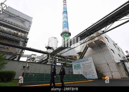 230714 -- TIANJIN, 14 luglio 2023 -- questa foto scattata il 12 luglio 2023 mostra un progetto di desolforazione e denitrificazione dei gas di scarico sinterizzato del New Tianjin Steel Group a Tianjin, nel nord della Cina. Per ottenere la riduzione delle emissioni di carbonio e migliorare l'efficienza energetica, Tianjin ha portato avanti negli ultimi anni la trasformazione completa della sua catena siderurgica. I produttori di ferro e acciaio sono incoraggiati a riformare il loro mix energetico, aggiornare la tecnologia e sviluppare trasporti alimentati a idrogeno. Le imprese siderurgiche ancora in attività a Tianjin hanno completato tutti gli emi ultra-bassi Foto Stock