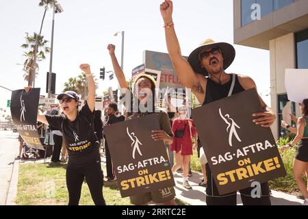 230714 -- LOS ANGELES, 14 luglio 2023 -- i membri dello Screen Actors Guild-American Federation of Television and radio Artists SAG-AFTRA manifestano a Hollywood, Los Angeles, negli Stati Uniti, il 14 luglio 2023. Mentre gli attori di Hollywood hanno preso le linee del picchetto fuori dai principali studi di registrazione venerdì mattina, due dei sindacati più potenti di Hollywood stanno colpendo simultaneamente per la prima volta in 60 anni. U.S.-LOS ANGELES-HOLLYWOOD-SCREEN ACTORS-DEMONSTRATION GAOXSHAN PUBLICATIONXNOTXINXCHN Foto Stock