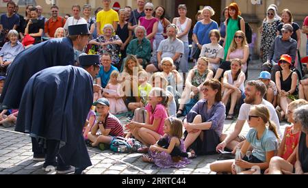 230715 -- PRAGA, 15 luglio 2023 -- gli artisti interagiscono con il pubblico durante il 15° Festival Internazionale del Teatro di strada a Praga, Repubblica Ceca, 14 luglio 2023. Il festival della durata di una settimana, che vede esibizioni di artisti provenienti da diversi paesi, durerà fino al 18 luglio nella capitale ceca. Foto di /Xinhua REPUBBLICA CECA-PRAGA-TEATRO DI STRADA FESTIVAL DanaxKesnerova PUBLICATIONxNOTxINxCHN Foto Stock