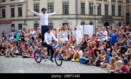 230715 -- PRAGA, 15 luglio 2023 -- due artisti si esibiscono durante il 15° Festival Internazionale del Teatro di strada a Praga, Repubblica Ceca, 14 luglio 2023. Il festival della durata di una settimana, che vede esibizioni di artisti provenienti da diversi paesi, durerà fino al 18 luglio nella capitale ceca. Foto di /Xinhua REPUBBLICA CECA-PRAGA-TEATRO DI STRADA FESTIVAL DanaxKesnerova PUBLICATIONxNOTxINxCHN Foto Stock