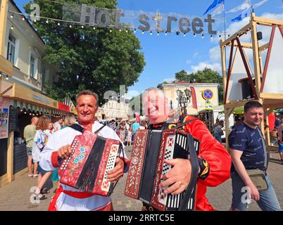 230715 -- VITEBSK, 15 luglio 2023 -- gli attori eseguono strumenti musicali durante il 32° Festival Internazionale delle Arti Slavianski Bazaar a Vitebsk, Bielorussia, 14 luglio 2023. Foto di /Xinhua BELARUS-VITEBSK-SLAVIANSKI BAZAAR HenadzxZhinkov PUBLICATIONxNOTxINxCHN Foto Stock