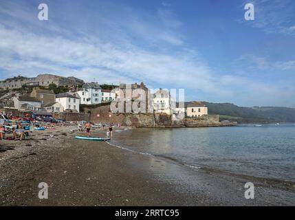 Cawsand Beach, ancora molto affollata in un'onda di calore del settembre 2023 Foto Stock