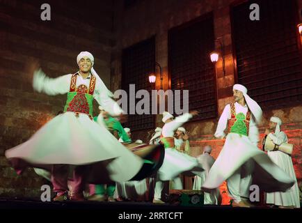 230716 -- CAIRO, 16 luglio 2023 -- i ballerini si esibiscono nella danza Sufi durante una notte estiva al Wekalet El-Ghoury al Cairo, Egitto, 15 luglio 2023. EGITTO-CAIRO-SPETTACOLO DI DANZA SUFI WangxDongzhen PUBLICATIONxNOTxINxCHN Foto Stock