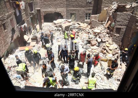 Bilder des Jahres 2023, News 07 Juli News Bilder des Tages 230717 -- CAIRO, 17 luglio 2023 -- i soccorritori lavorano in un sito di incidente di collasso di un edificio al Cairo, Egitto, 17 luglio 2023. Almeno sette persone sono state uccise e un altro è stato ferito lunedì dopo che un edificio di cinque piani è crollato qui nella capitale egiziana. EGITTO-CAIRO-COSTRUZIONE COLLASSO-DOPO AhmedxGomaa PUBLICATIONxNOTxINxCHN Foto Stock