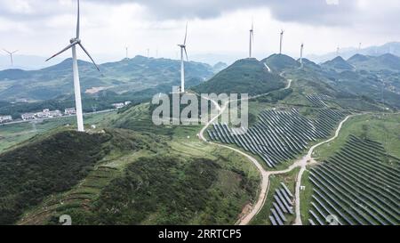 230717 -- PECHINO, 17 luglio 2023 -- questa foto aerea scattata il 6 luglio 2023 mostra una centrale fotovoltaica fotovoltaica fotovoltaica a Ertang città di Weining Yi, Hui e Miao Autonomous County, provincia di Guizhou nel sud-ovest della Cina. Xinhua titoli: L'economia cinese assiste a una crescita costante in H1, le prospettive sembrano brillanti TaoxLiang PUBLICATIONxNOTxINxCHN Foto Stock