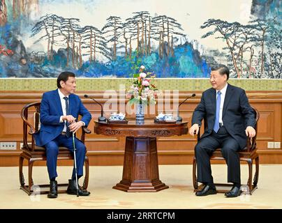 230717 -- PECHINO, 17 luglio 2023 -- il presidente cinese Xi Jinping incontra l'ex presidente filippino Rodrigo Duterte alla Diaoyutai State Guesthouse a Pechino, capitale della Cina, 17 luglio 2023. CHINA-PECHINO-XI JINPING-EX PRESIDENTE DELLE FILIPPINE RIUNIONE CN YINXBOGU PUBLICATIONXNOTXINXCHN Foto Stock