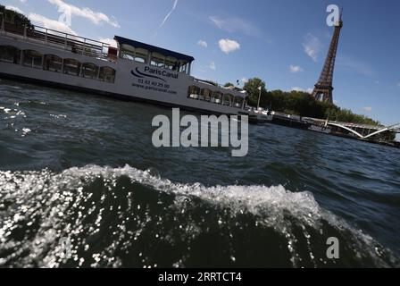 230717 -- PARIGI, 17 luglio 2023 -- foto scattata il 17 luglio 2023 mostra la parata sulla Senna per testare manovre , distanze , durata e video cattura della futura cerimonia di apertura delle Olimpiadi di Parigi del 2024. La flotta totale è composta da 57 imbarcazioni per le prove, 39 rappresentative delle delegazioni e altre 18 che forniscono supporto, nonché OBS Olympic Broadcasting Services. SPFRANCE-PARIGI-OLIMPIADI-PROVA DELLA CERIMONIA DI APERTURA GAOXJING PUBLICATIONXNOTXINXCHN Foto Stock