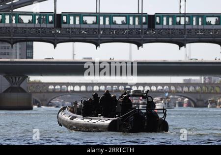 230717 -- PARIGI, 17 luglio 2023 -- la polizia francese manouver una barca sulla Senna durante una prova per testare manovre , distanze , durata e video cattura della futura cerimonia di apertura delle Olimpiadi di Parigi nel 2024. La flotta totale è composta da 57 imbarcazioni per le prove, 39 rappresentative delle delegazioni e altre 18 che forniscono supporto, nonché OBS Olympic Broadcasting Services. SPFRANCE-PARIGI-OLIMPIADI-PROVA DELLA CERIMONIA DI APERTURA GAOXJING PUBLICATIONXNOTXINXCHN Foto Stock