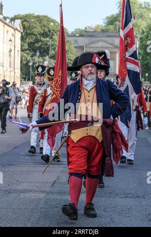 Bath, Regno Unito. 9 settembre 2023. La Grand Regency Parade segna l'inizio del festival annuale Jane Austen di Bath. Il festival annuale attira appassionati di Austen da tutto il mondo, la processione di circa 500 persone in costume è l'inizio di una settimana di eventi ispirati ad Austen. Partendo dal museo di Holbourne, la processione si snoda attraverso strade storiche, poco cambiate dai tempi di Austen, fino alle sale delle assemblee. Crediti: JMF News/Alamy Live News Foto Stock