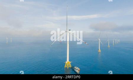 230719 -- FUZHOU, 19 luglio 2023 -- questa foto aerea scattata il 19 luglio 2023 mostra una turbina eolica da 16 megawatt presso il parco eolico offshore del Fujian gestito dalla provincia del Fujian al largo della costa sud-orientale della Cina. La prima turbina eolica offshore da 16 megawatt al mondo al largo della costa della provincia di Fujian è stata collegata con successo alla rete e ha iniziato a generare elettricità mercoledì. La turbina eolica ha la più grande capacità di generazione a singola unità tra tutte le turbine in funzione in tutto il mondo, ha affermato la società. Le pale della turbina sono lunghe 123 metri ciascuna e possono coprire un'area di circa 50.000 metri quadrati Foto Stock