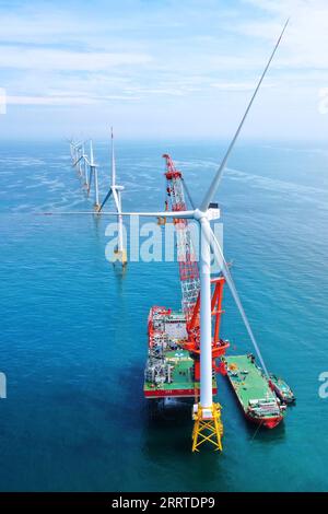 230719 -- FUZHOU, 19 luglio 2023 -- questa foto aerea scattata il 28 giugno 2023 mostra una turbina eolica da 16 megawatt installata nel parco eolico offshore del Fujian gestito dalla China Three Gorges Corporation al largo della costa della provincia del Fujian della Cina sudorientale. La prima turbina eolica offshore da 16 megawatt al mondo al largo della costa della provincia di Fujian è stata collegata con successo alla rete e ha iniziato a generare elettricità mercoledì. La turbina eolica ha la più grande capacità di generazione a singola unità tra tutte le turbine in funzione in tutto il mondo, ha affermato la società. Le pale della turbina hanno una lunghezza di 123 metri ciascuna e possono s. Foto Stock