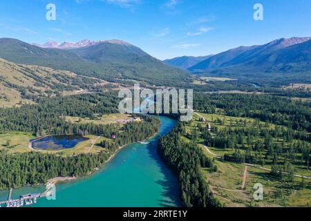 230720 -- BURQIN, 20 luglio 2023 -- questa foto aerea scattata il 19 luglio 2023 mostra il paesaggio dell'area panoramica di Kanas nella prefettura di Altay, nella regione autonoma Xinjiang Uygur della Cina nord-occidentale. L'area panoramica di Kanas è entrata nella stagione turistica di punta in estate. Fino al 18 luglio ha ricevuto oltre 1,55 milioni di turisti quest'anno, secondo l'autorità locale. CHINA-XINJIANG-KANAS-TOURISMCN DingxLei PUBLICATIONxNOTxINxCHN Foto Stock