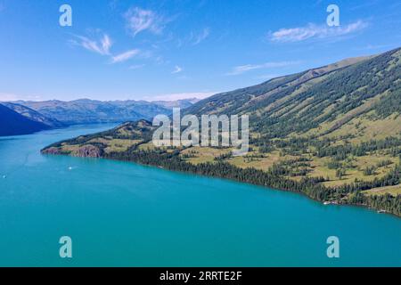 230720 -- BURQIN, 20 luglio 2023 -- questa foto aerea scattata il 19 luglio 2023 mostra il paesaggio dell'area panoramica di Kanas nella prefettura di Altay, nella regione autonoma Xinjiang Uygur della Cina nord-occidentale. L'area panoramica di Kanas è entrata nella stagione turistica di punta in estate. Fino al 18 luglio ha ricevuto oltre 1,55 milioni di turisti quest'anno, secondo l'autorità locale. CHINA-XINJIANG-KANAS-TOURISMCN DingxLei PUBLICATIONxNOTxINxCHN Foto Stock