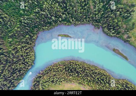 230720 -- BURQIN, 20 luglio 2023 -- questa foto aerea scattata il 19 luglio 2023 mostra il paesaggio dell'area panoramica di Kanas nella prefettura di Altay, nella regione autonoma Xinjiang Uygur della Cina nord-occidentale. L'area panoramica di Kanas è entrata nella stagione turistica di punta in estate. Fino al 18 luglio ha ricevuto oltre 1,55 milioni di turisti quest'anno, secondo l'autorità locale. CHINA-XINJIANG-KANAS-TOURISMCN DingxLei PUBLICATIONxNOTxINxCHN Foto Stock