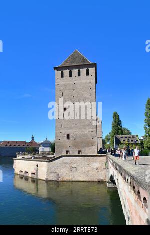 Strasburgo, Francia - settembre 2023: Torre presso lo storico ponte Ponts Couvert nelle giornate di sole Foto Stock
