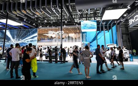 230721 -- CHANGCHUN, 21 luglio 2023 -- le persone visitano lo stand di BYD durante la 20a Changchun International Auto Expo a Changchun, capitale della provincia di Jilin della Cina nord-orientale, 20 luglio 2023. L'expo espone più di 100 nuovi veicoli energetici NEV. Nei primi cinque mesi di quest'anno, le vendite di veicoli NEV hanno rappresentato il 27,7% del totale delle vendite di veicoli nuovi nel paese. CHINA-JILIN-CHANGCHUN-AUTO EXPO-NEV CN YANXLINYUN PUBLICATIONXNOTXINXCHN Foto Stock