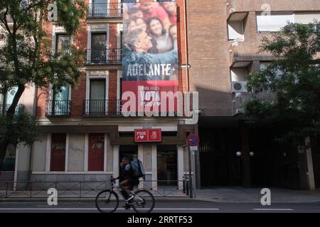 230722 -- MADRID, 22 luglio 2023 -- questa foto scattata il 21 luglio 2023 mostra una pubblicità del primo ministro Pedro Sanchez, il candidato del PSOE del Partito Socialista Operaio spagnolo, presso la sede del PSOE a Madrid, in Spagna. Gli spagnoli andranno ai sondaggi domenica in un'elezione generale atipica che determina il futuro politico del paese per i prossimi quattro anni. SPAGNA-MADRID-ELEZIONI GENERALI MengxDingbo PUBLICATIONxNOTxINxCHN Foto Stock