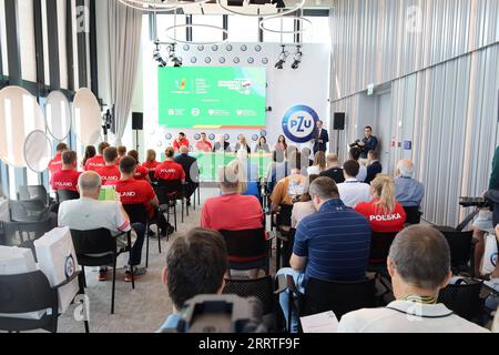 230722 -- VARSAVIA, 22 luglio 2023 -- atleti universitari della squadra Polonia e funzionari partecipano a una conferenza stampa dei prossimi 31esimi FISU Summer World University Games a Varsavia, Polonia, il 21 luglio 2023. L'Universiade si svolgerà a Chengdu, nella provincia del Sichuan, nel sud-ovest della Cina, dal 28 luglio all'8 agosto, mostrando un totale di 18 sport. SPPOLAND-VARSAVIA-CHENGDU UNIVERSIADE-TEAM POLONIA-CONFERENZA STAMPA CHENXCHEN PUBLICATIONXNOTXINXCHN Foto Stock