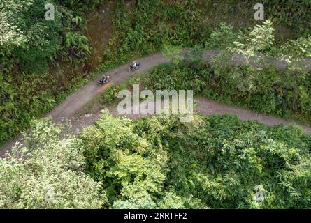 230723 -- JIANGCHENG, 23 luglio 2023 -- questa foto aerea scattata il 20 luglio 2023 mostra due membri di una squadra di monitoraggio degli elefanti in funzione nella contea di Jiangcheng, nella provincia dello Yunnan della Cina sud-occidentale. Grazie agli sforzi senza compromessi per la protezione ambientale e della fauna selvatica, la popolazione di elefanti asiatici selvatici nello Yunnan è cresciuta negli ultimi anni. Sentendosi molto più al sicuro di prima, alcuni di questi elefanti sono diventati sempre più dilaganti e un audace tour di gruppo di una famiglia di elefanti nella provincia ha persino fatto una grande scena nel cyberspazio globale nel 2021. Jiangcheng County, che vanta Foto Stock