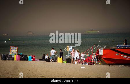 230724 -- PECHINO, 24 luglio 2023 -- la gente aspetta di essere evacuata dopo un incendio che ha colpito l'isola di Rodi in Grecia, 22 luglio 2023. Foto di /Xinhua Xinhua titoli: Ondate di calore bruciano l'emisfero nord, suonano l'allarme sul riscaldamento globale ArgirisxMantikos PUBLICATIONxNOTxINxCHN Foto Stock