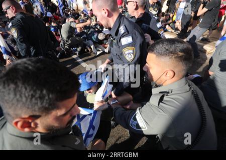 230724 -- GERUSALEMME, 24 luglio 2023 -- la polizia disperde i manifestanti vicino al parlamento israeliano a Gerusalemme, il 24 luglio 2023. Lunedì sono scoppiati raduni di massa in Israele dopo che i legislatori hanno approvato la prima legge che limita il potere della Corte Suprema, un passo importante per il controverso piano del governo di estrema destra di rivedere il sistema giudiziario del paese. Foto di /Xinhua MIDEAST-GERUSALEMME-ISRAELE-LEGGE DI REVISIONE GIUDIZIARIA-PROTESTA MuammarxAwad PUBLICATIONxNOTxINxCHN Foto Stock
