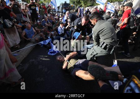 230724 -- GERUSALEMME, 24 luglio 2023 -- la polizia disperde i manifestanti vicino al parlamento israeliano a Gerusalemme, il 24 luglio 2023. Lunedì sono scoppiati raduni di massa in Israele dopo che i legislatori hanno approvato la prima legge che limita il potere della Corte Suprema, un passo importante per il controverso piano del governo di estrema destra di rivedere il sistema giudiziario del paese. Foto di /Xinhua MIDEAST-GERUSALEMME-ISRAELE-LEGGE DI REVISIONE GIUDIZIARIA-PROTESTA MuammarxAwad PUBLICATIONxNOTxINxCHN Foto Stock
