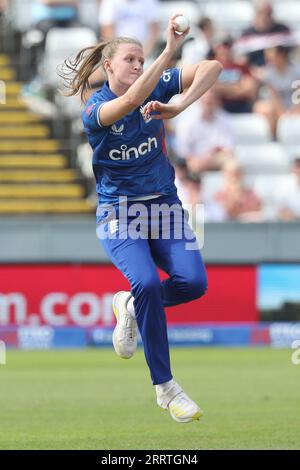 Chester le Street, Regno Unito. Lauren Filer of England in bowling durante il primo Metro Bank One Day International tra le donne inglesi e le donne dello Sri Lanka al Seat Unique Riverside, Chester le Street sabato 9 settembre 2023. (Foto: Robert Smith | mi News) crediti: MI News & Sport /Alamy Live News Foto Stock