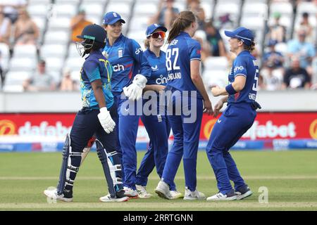 Chester le Street, Regno Unito. Lauren Filer d'Inghilterra festeggia con il suo team dopo aver calpestato Hasini Perera dello Sri Lanka durante il primo Metro Bank One Day International tra le donne inglesi e le donne dello Sri Lanka al Seat Unique Riverside, Chester le Street sabato 9 settembre 2023. (Foto: Robert Smith | mi News) crediti: MI News & Sport /Alamy Live News Foto Stock