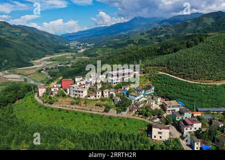 230726 -- JINPING, 26 luglio 2023 -- questa foto aerea scattata il 23 luglio 2023 mostra una vista di un sito di trasferimento per i Kucong nella Zhemi Township, nella contea di Jinping, nella prefettura autonoma di Honghe Hani e Yi, nella provincia dello Yunnan della Cina sud-occidentale. Dopo giorni di riflessione, Zhang Puzhong decise di fare qualcosa di istruttivo ai suoi nipoti: Riportarli nella foresta che abitava da bambino più di 60 anni fa. Questo è molto importante. So quanto sono felice oggi perché non dimentico mai quanto fosse amara la mia vita in passato, ha detto Zhang. Zhang è un Kucong di 70 anni residente a Xiaxinzhai Villag Foto Stock