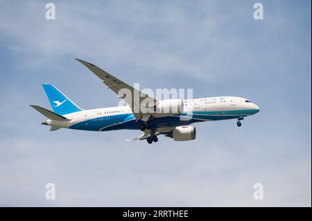 15.07.2023, Singapore, Repubblica di Singapore, Asia - Boeing 787-8 Dreamliner passeggeri jet della compagnia aerea cinese Xiamen Air con registrazione B-2768. Foto Stock