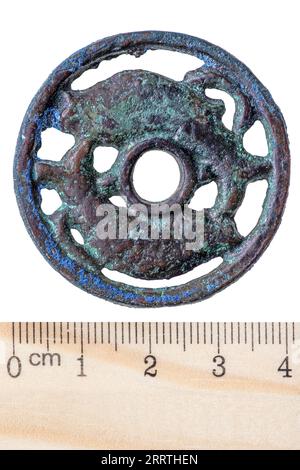 L'antica moneta cinese di bronzo della dinastia Qing. Dritto. Isolato su bianco Foto Stock